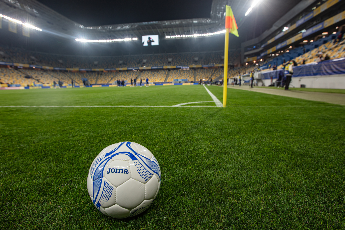 bola de futebol está no campo de futebol