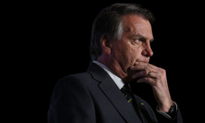 o rosto de bolsonaro em um fundo preto