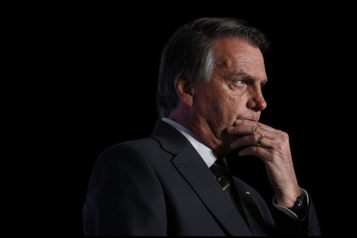 o rosto de bolsonaro em um fundo preto