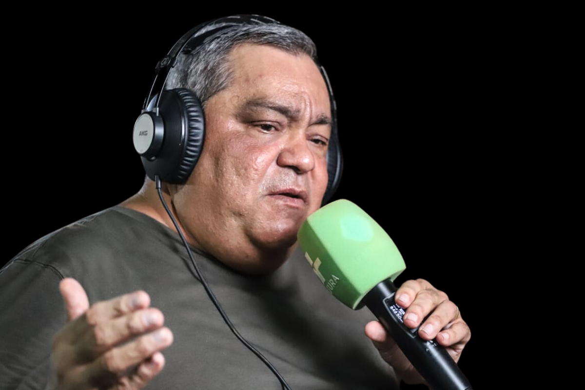 mazinho serafim com microfone e fones de ouvido