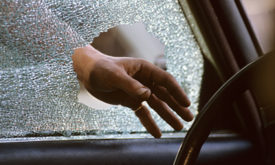 vidro quebrado no carro e na mão