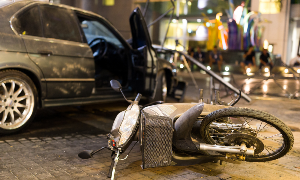 carro quebrado e moto caída