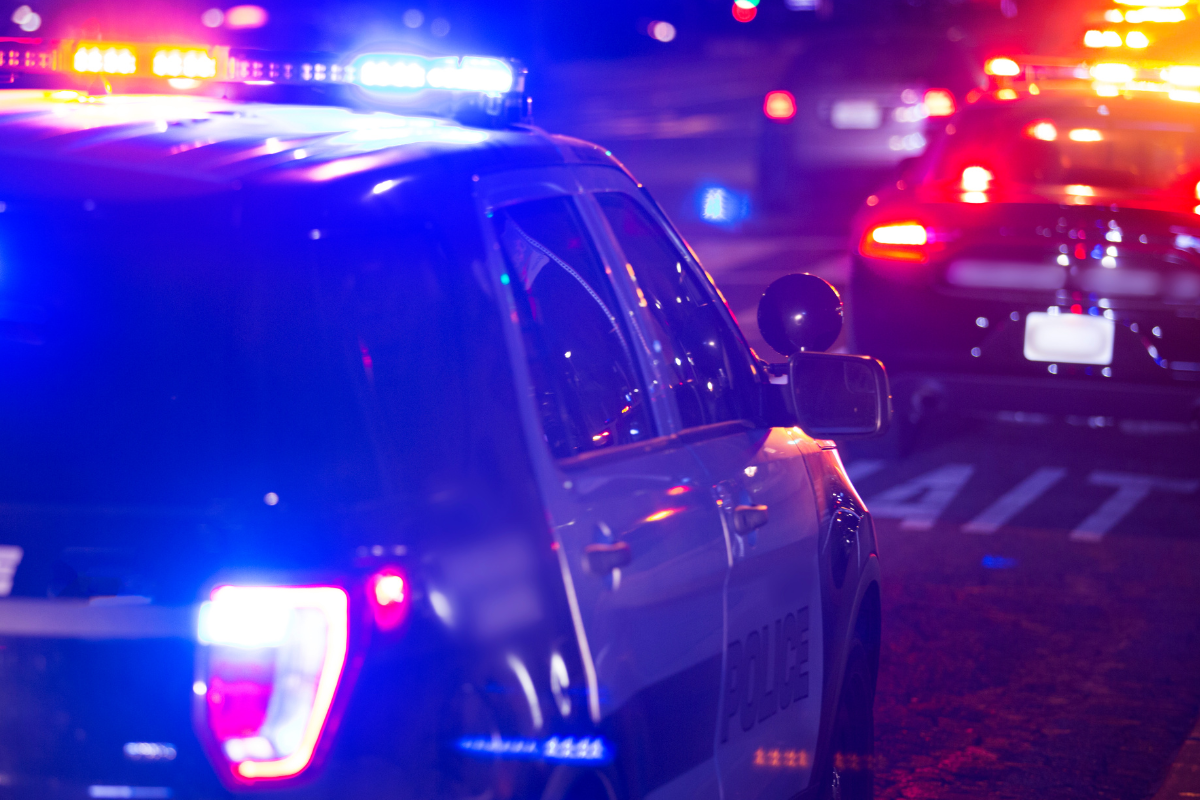 carro de polícia com luzes piscando à noite