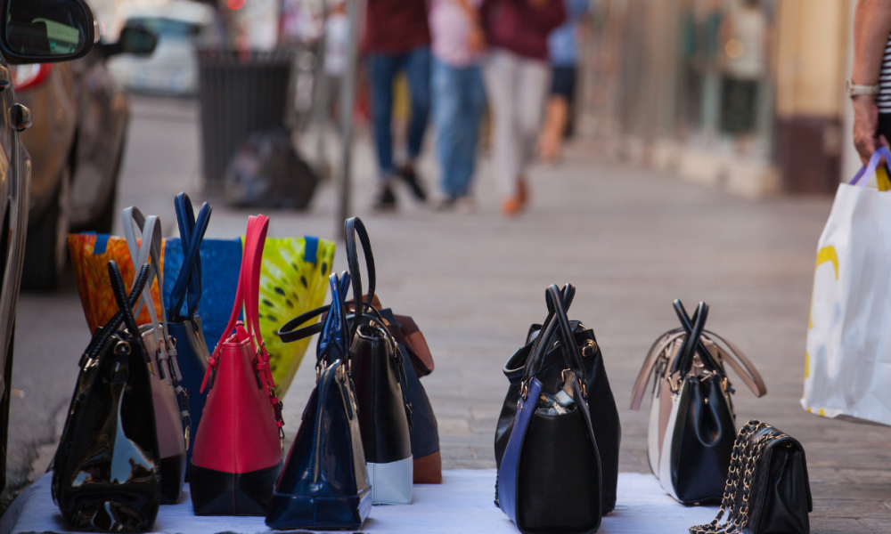 bolsas femininas são vendidas na rua