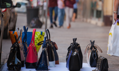 bolsas femininas são vendidas na rua