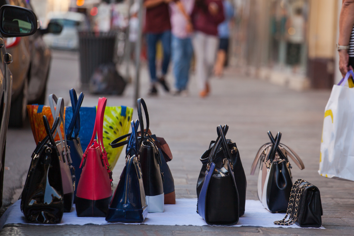 bolsas femininas são vendidas na rua